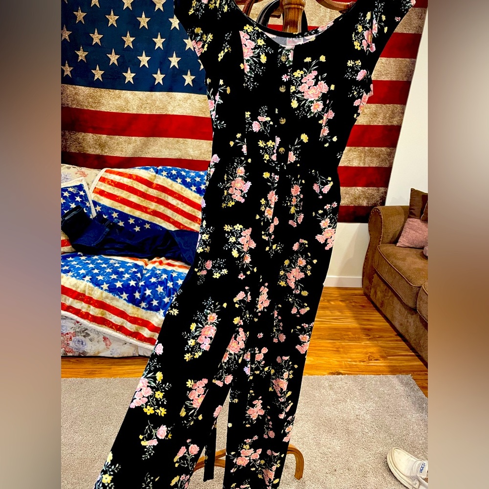 Fun and summery jumpsuit. Elastic waist with a matching belt. Size small